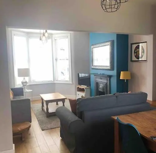 Gloucester Rd 2 Mins Away - Fab, New, Trendy House
