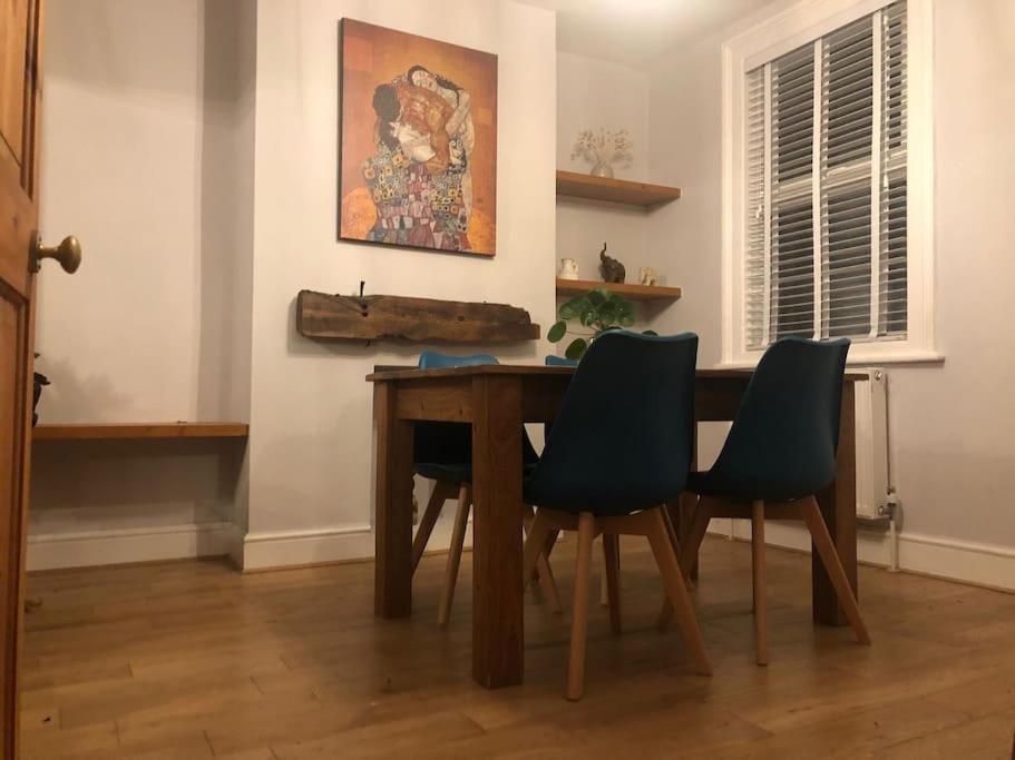Gloucester Rd 2 Mins Away - Fab, New, Trendy House Casa de férias *