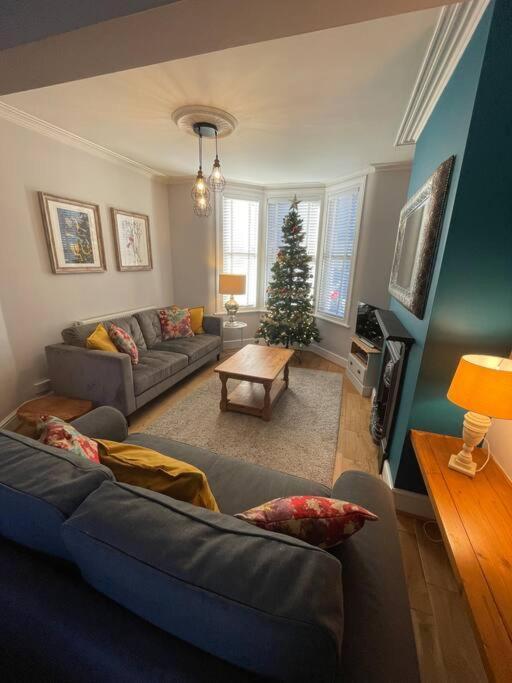 Casa de férias Gloucester Rd 2 Mins Away - Fab, New, Trendy House *