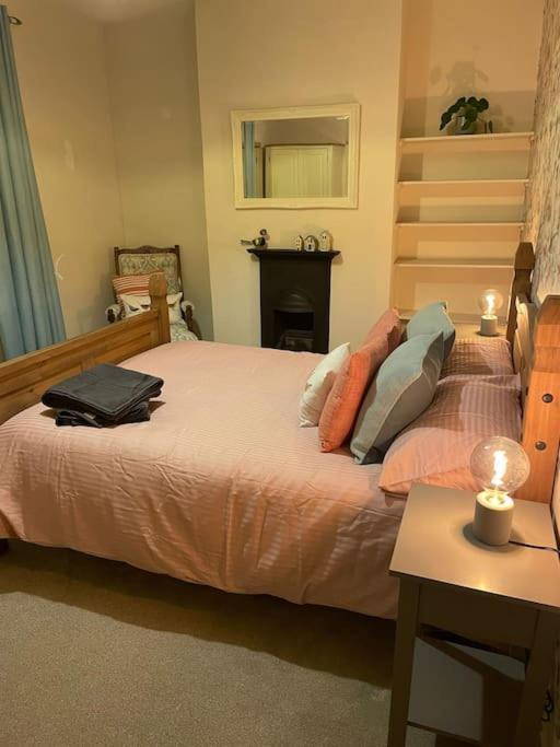 Casa de férias Gloucester Rd 2 Mins Away - Fab, New, Trendy House *